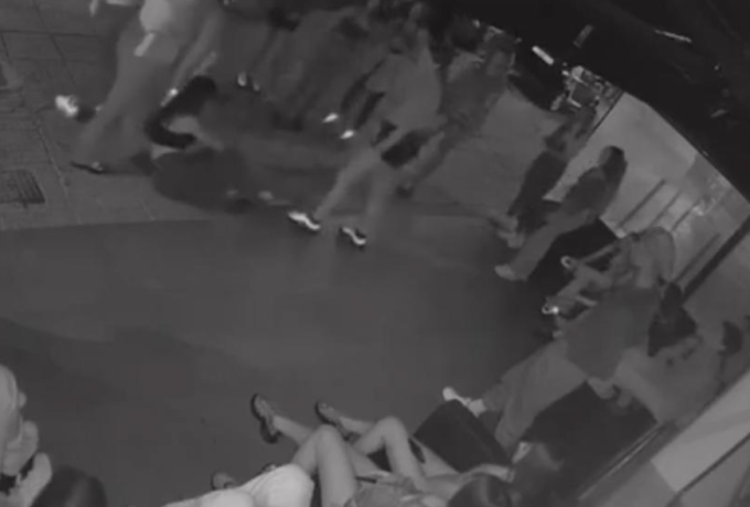 Ξυλοδαρμός 14χρονης στη Γλυφάδα: Παρέμβαση της Δίωξης Ηλεκτρονικού Εγκλήματος για τις απειλές στο TIkTok